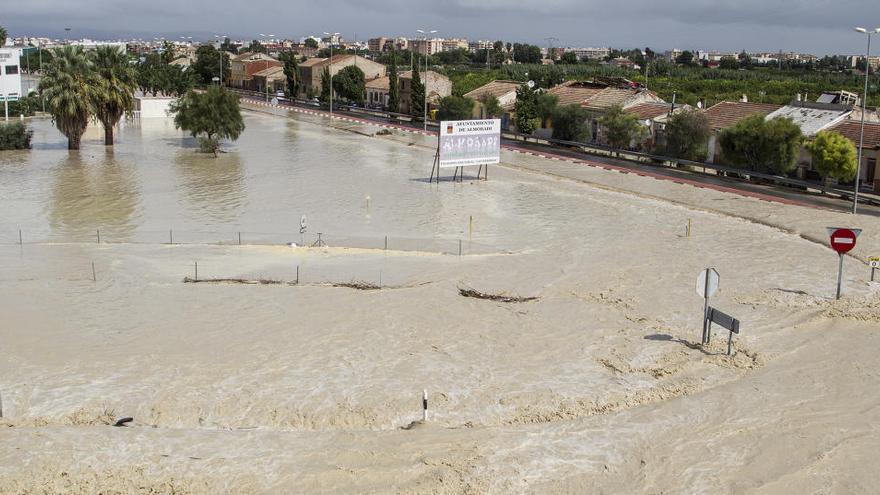 Imagen de la zona industrial en torno a Almoradí inundada por la rotura del cauce del Segura/ Áxel Domínguez