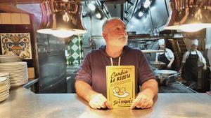 El cocinero José Andrés con el libro cambia la receta.