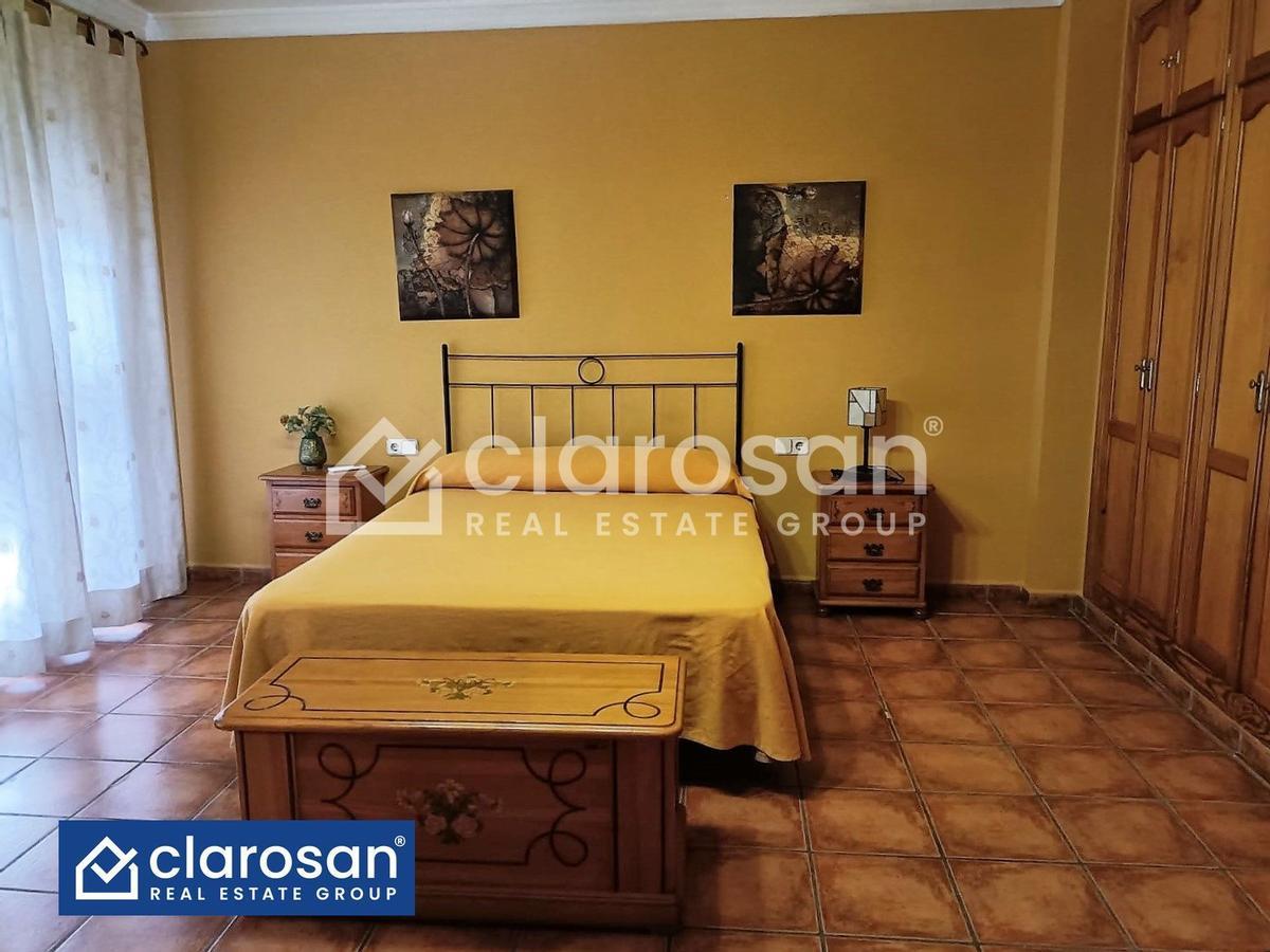 Dormitorio del chalet en venta en Churriana.