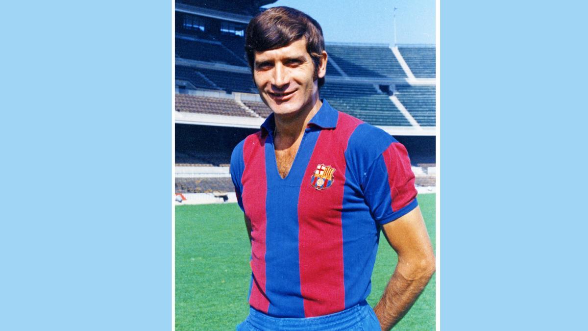 Eladio, con la camiseta del FC Barcelona, posa en el Camp Nou. El zaguero destacó por su potencia física, entrega absoluta y una imagen típica de la época, la de  ‘The Beatles’