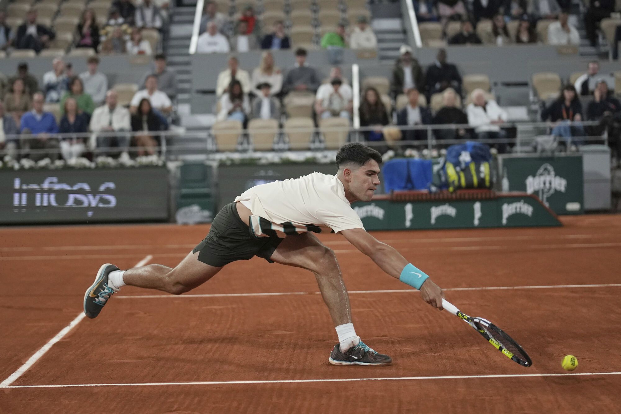 Spain's Carlos Alcaraz reaches for the ball as he plays Hungary's Fabian Maroszan during their second round match of the French Tennis Open, at the Roland-Garros stadium, in Paris, Wednesday, May 28, 2025. (AP Photo/Christophe Ena) Associated Press / LaPresse Only italy and spain. EDITORIAL USE ONLY/ONLY ITALY AND SPAIN