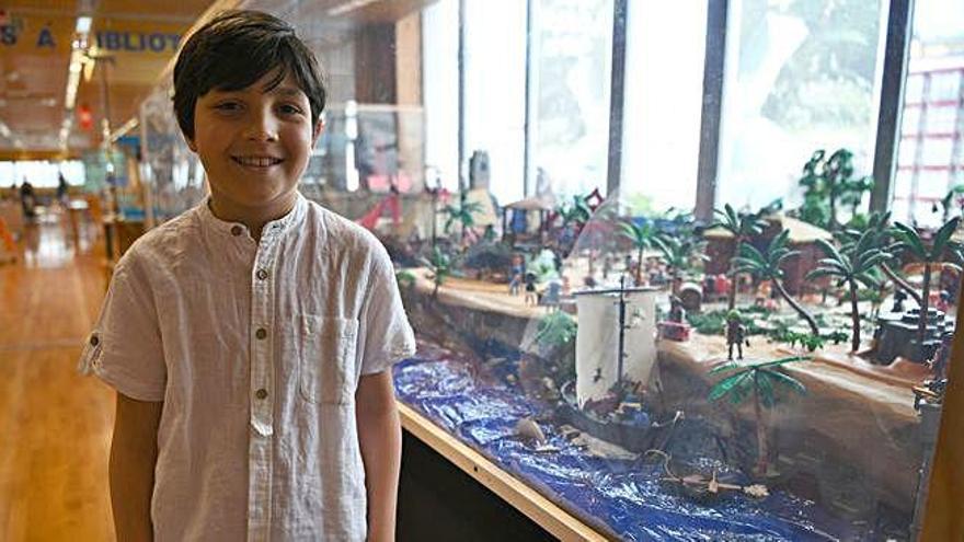 Rodrigo, el niño dueño de las figuras de Playmobil de la exposición pirata, en la biblioteca de Monte Alto.