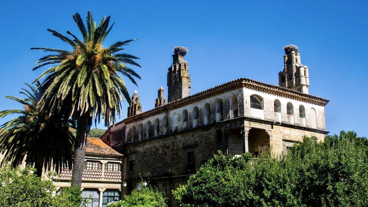 Un pueblo de leyenda. Palacio de los Condes de Osorno en Pasarón.