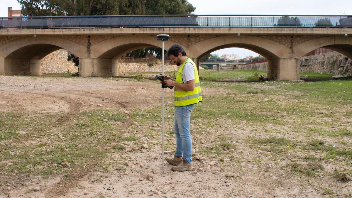 Uno de los técnicos, durante el monitoreo de la rambla a su paso por Fuente Álamo