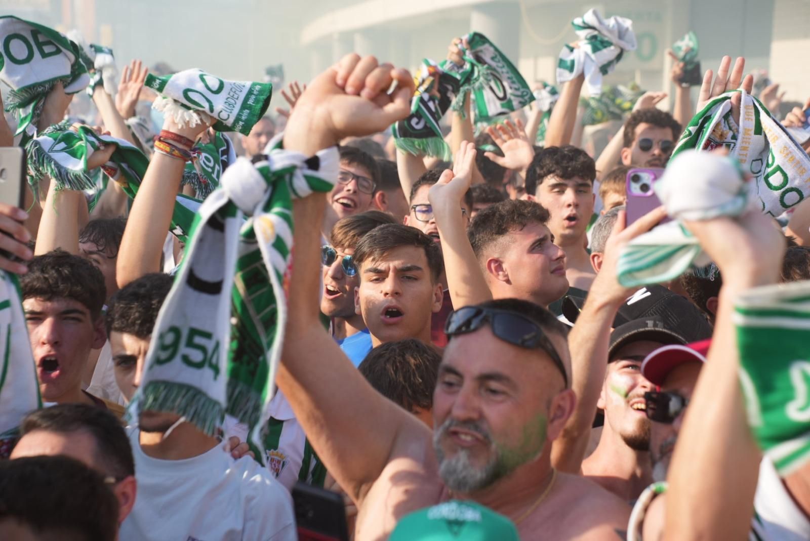 Así recibió la afición del Córdoba CF al autobús del equipo en El Arenal