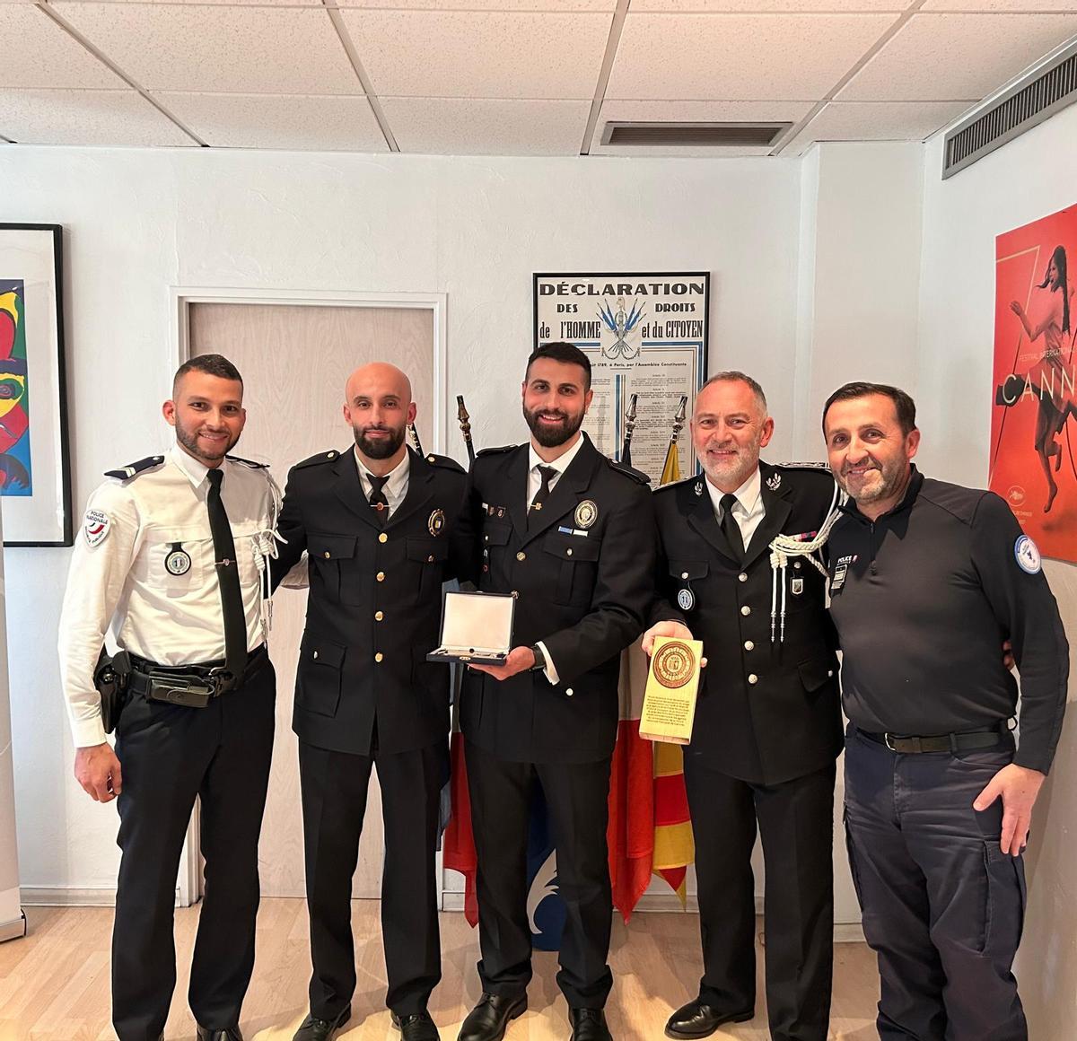 Els agents d'Olot donant l'obsequi als francesos.