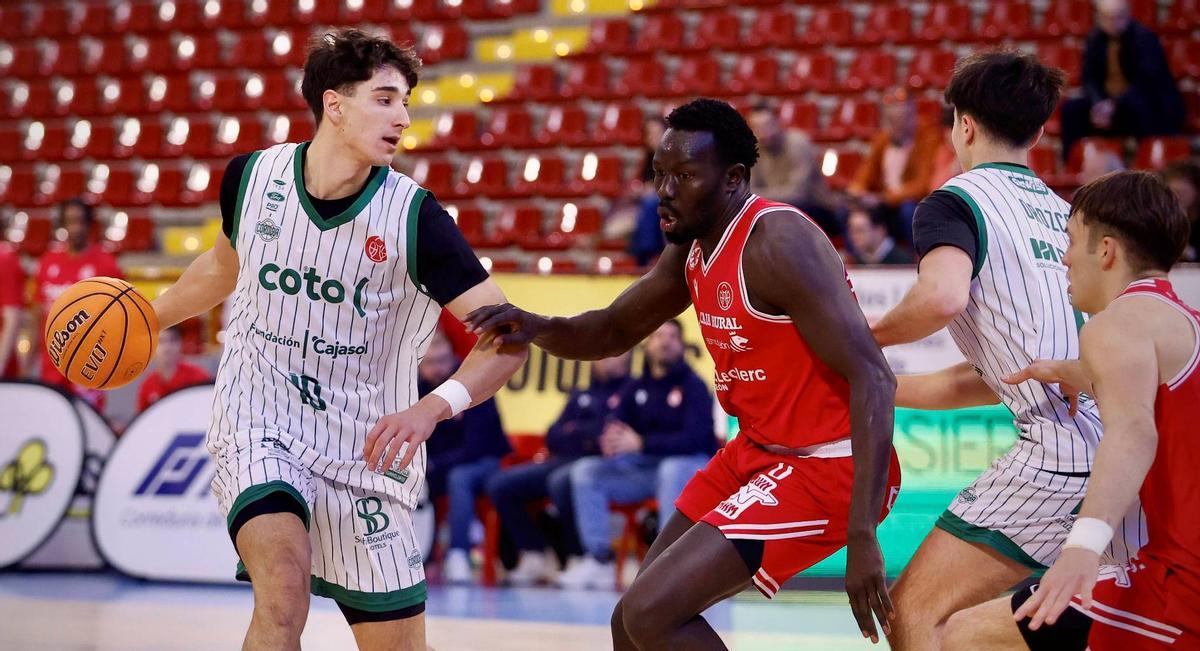 Gonzalo Orozco controla el balón.