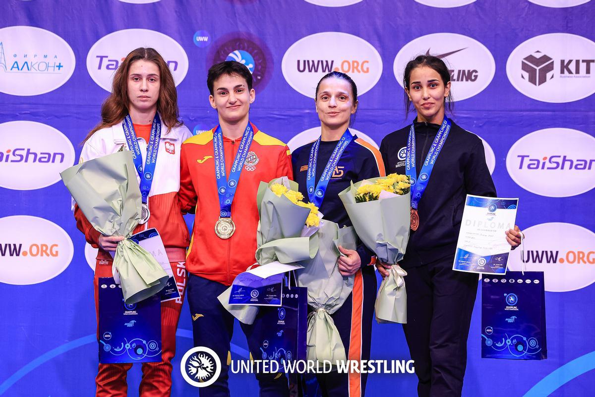 Carlota Prendes, en el podio con su medalla de oro