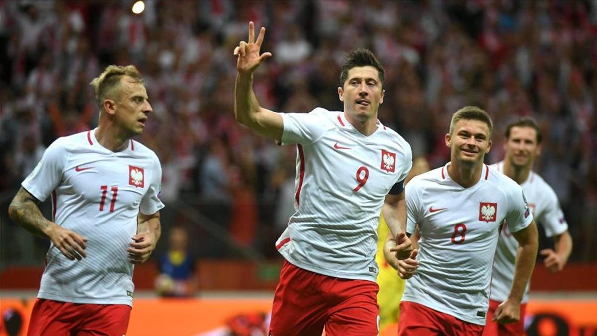 Robert Lewandowski celebra su tercer gol a Rumanía