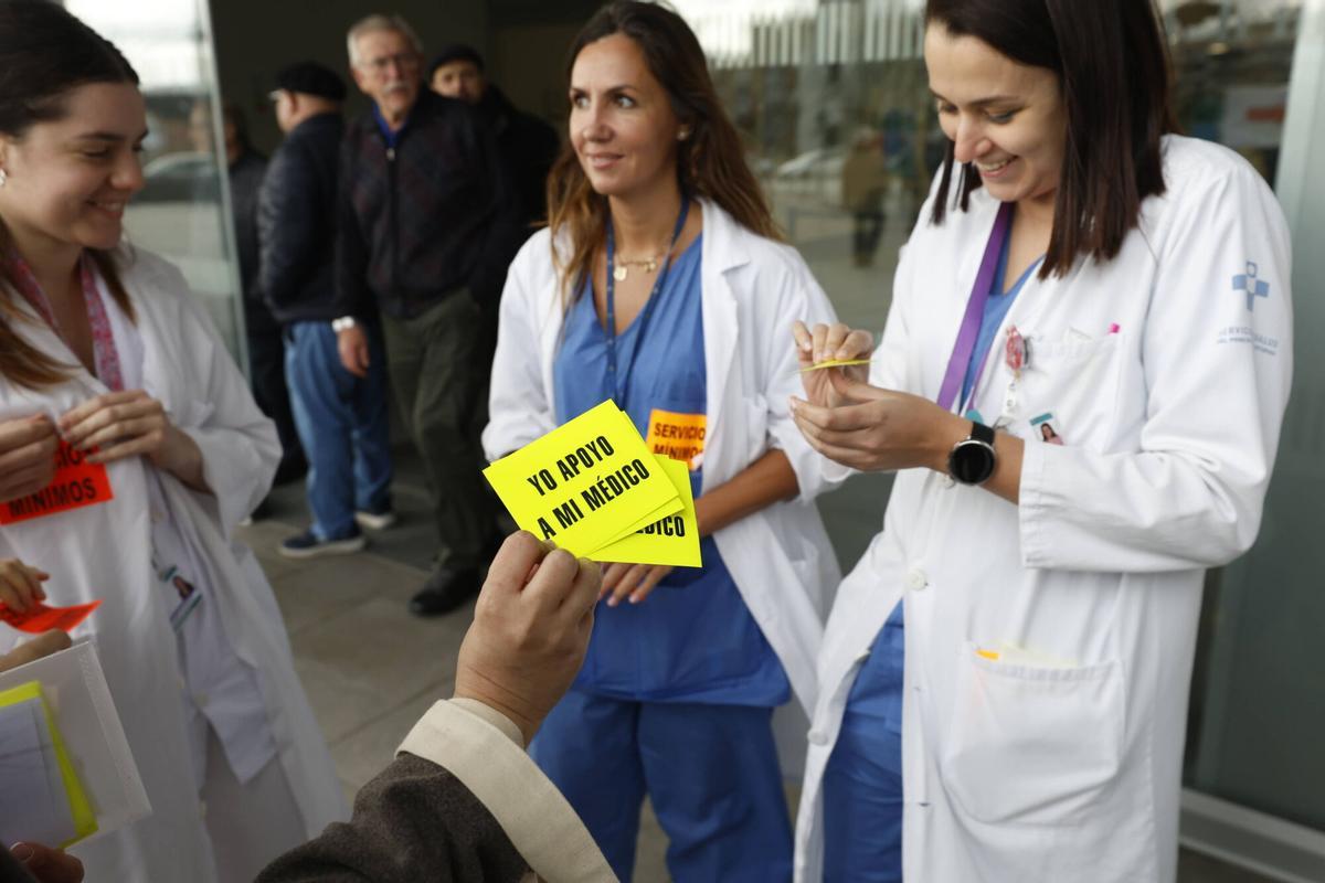 IMÁGENES: Concentraciones en Oviedo y Gijón en el segundo día de huelga médica