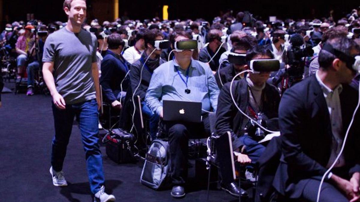 les noves tecnologies han canviat la forma de vida de moltes persones, però hi ha projectes que volen anar encara més enllà. 1 El fundador de Facebook, Mark Zuckerberg, entrant l’any 2016 en un espai del Mobile World Congress de Barcelona on tothom portava ulleres de realitat virtual. F  | FACEBOOK