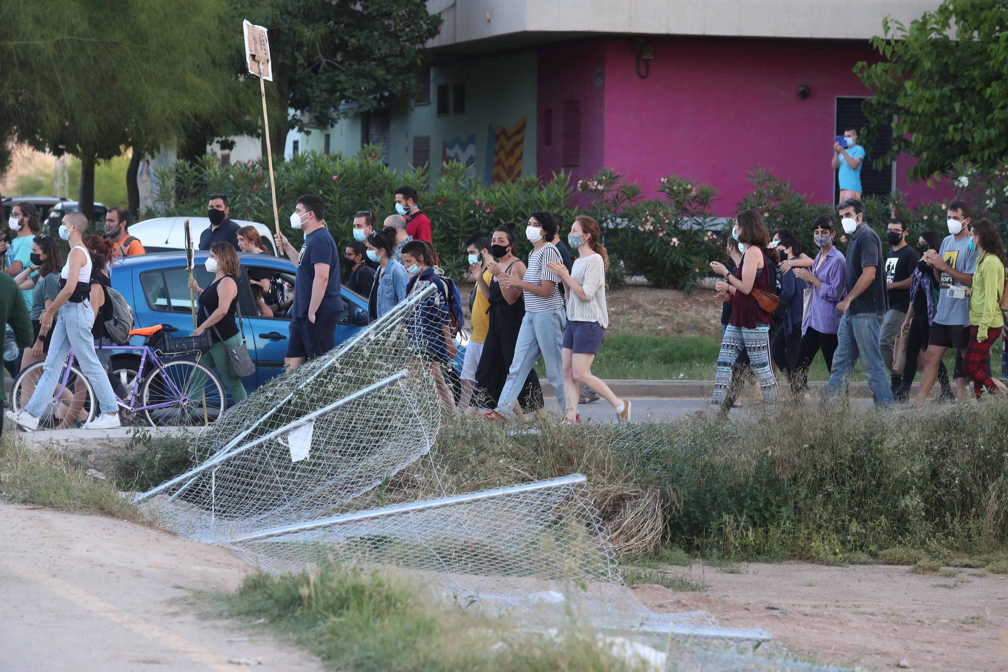 Protesta de los vecinos de Benimaclet contra el vallado de solares ocupados