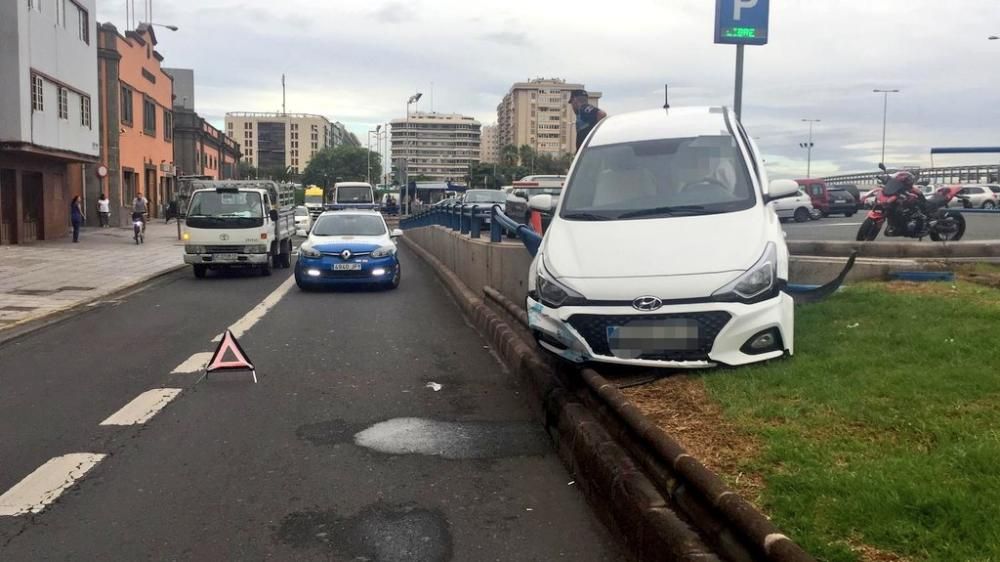 Aparatoso accidente en el aparcamiento del mercado de Vegueta