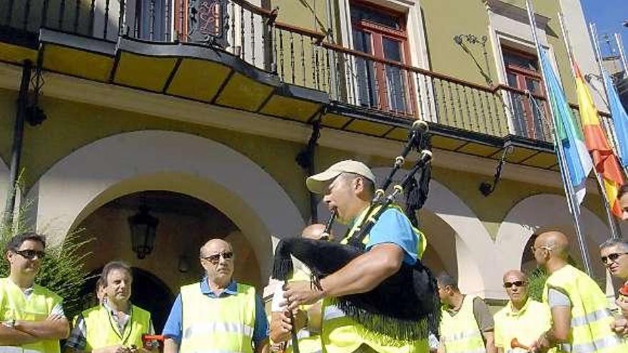 Marcelino Ramos Cuervo, con su gaita, en medio de la protesta.