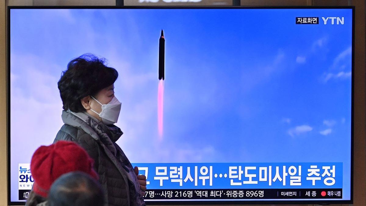 Una pantalla de televisión en una estación de tren de Seúl muestra la noticia, con imágenes de archivo, del lanzamiento de un misil balístico por parte de Corea del Norte.