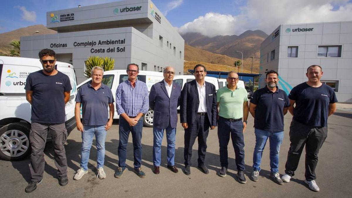 Manuel Cardena, junto a las furgonetas sostenibles de Mancomunidad.