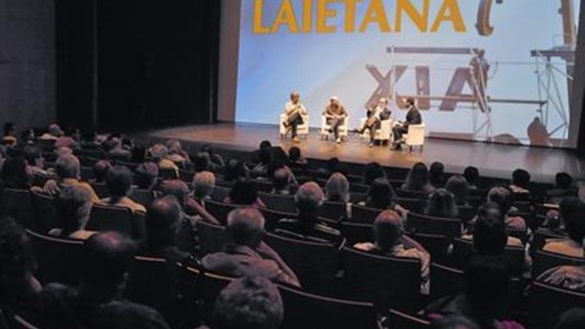 Unas 250 personas participaron este martes de un acto en el Teatre Monumental de Mataró en el marco del reportaje 'Desmuntant Laietana'.