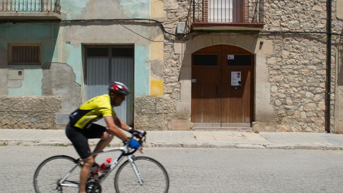 Un ciclista pasa, hace tres semanas, ante la casa de Castelldans (Garrigues) en la que Donet residía y acogía a menores tutelados por la Generalitat.