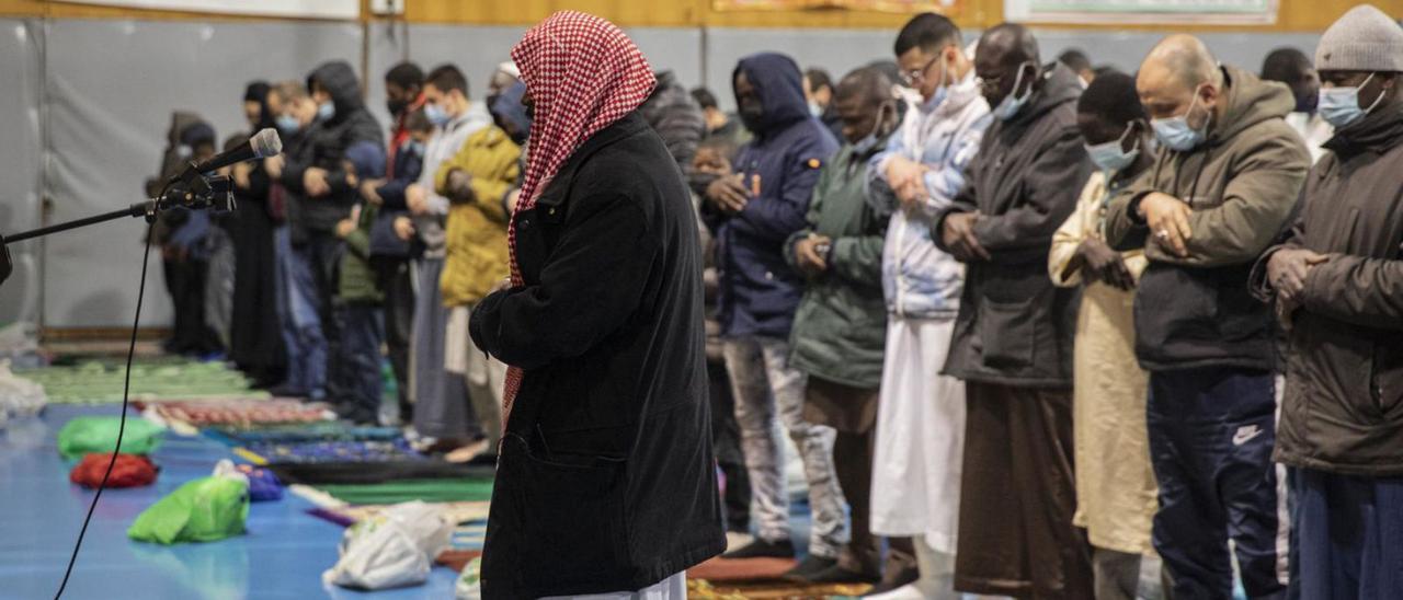 Musulmans resant durant el Ramadà d’aquest 2022 al pavelló de Santa Eugènia de Girona.  | DAVID APARICIO