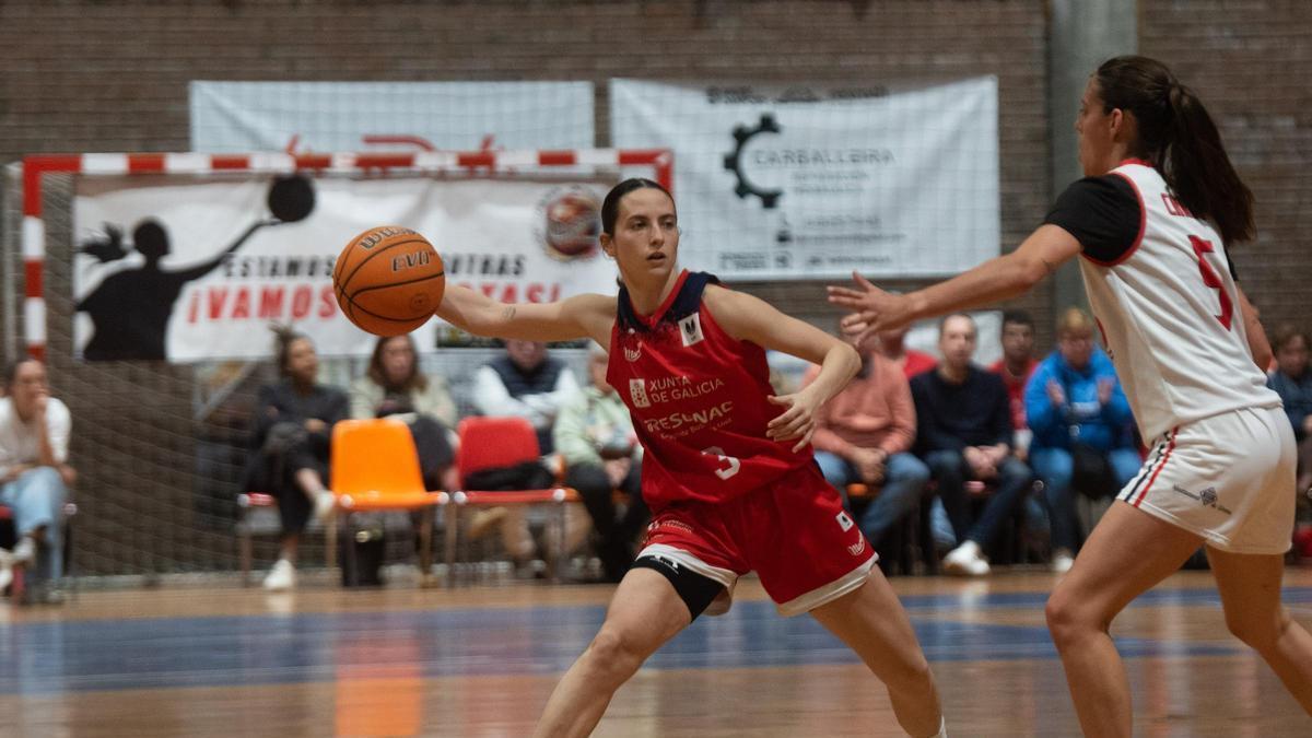 Nuria Ríos da un pase en la final de ascenso a Liga Challenge contra el GEiEG.