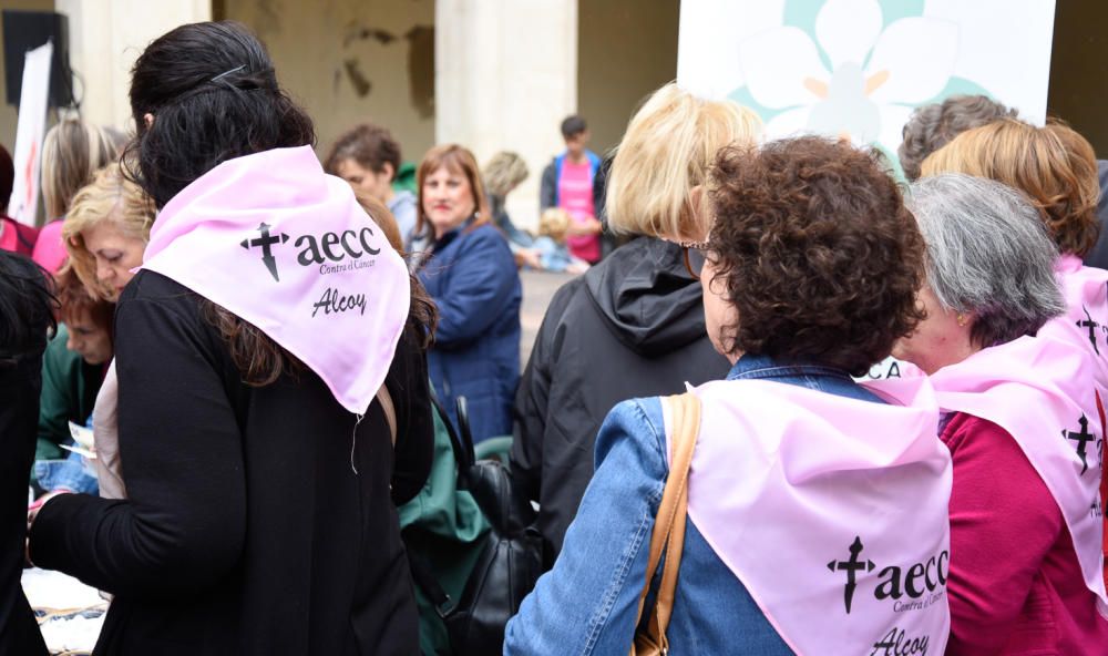 Alcoy se tiñe de rosa contra el cáncer de mama