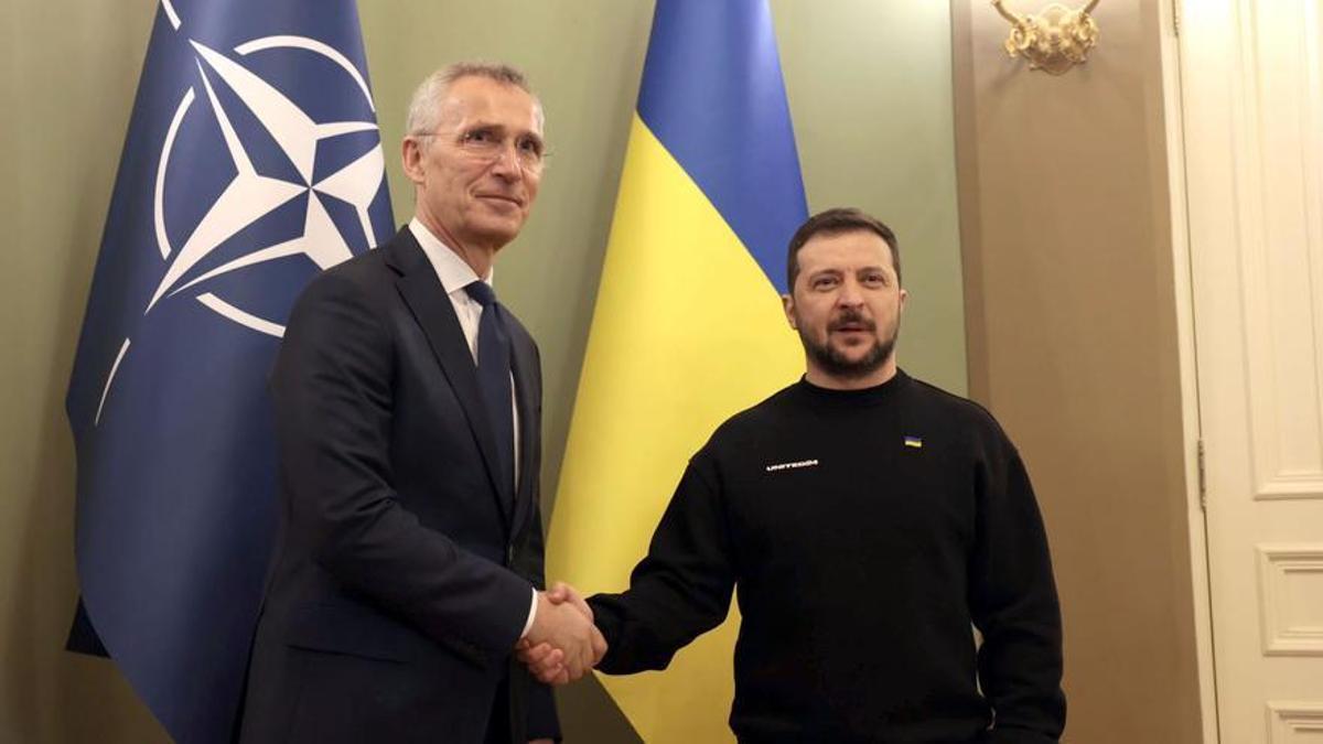 Jens Stoltenberg, secretario general de la OTAN, con el presidente ucraniano Volodimir Zelenski.