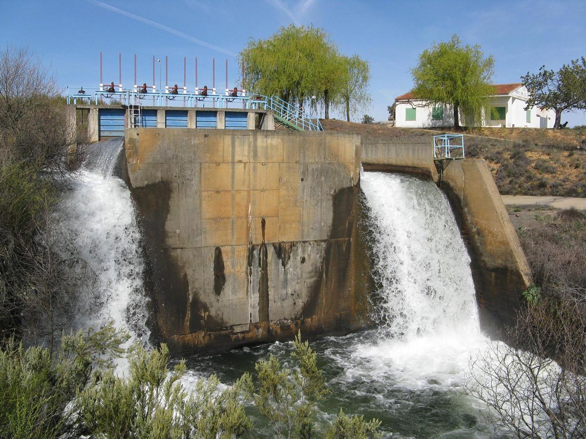 Presa del canal de riego de la margen derecha del Tera.