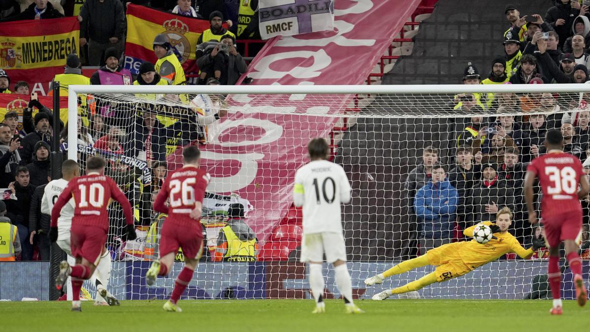 Kelleher detiene el penalti de Kylian Mbappe en el partido entre el Liverpool y el Real Madrid en Anfield