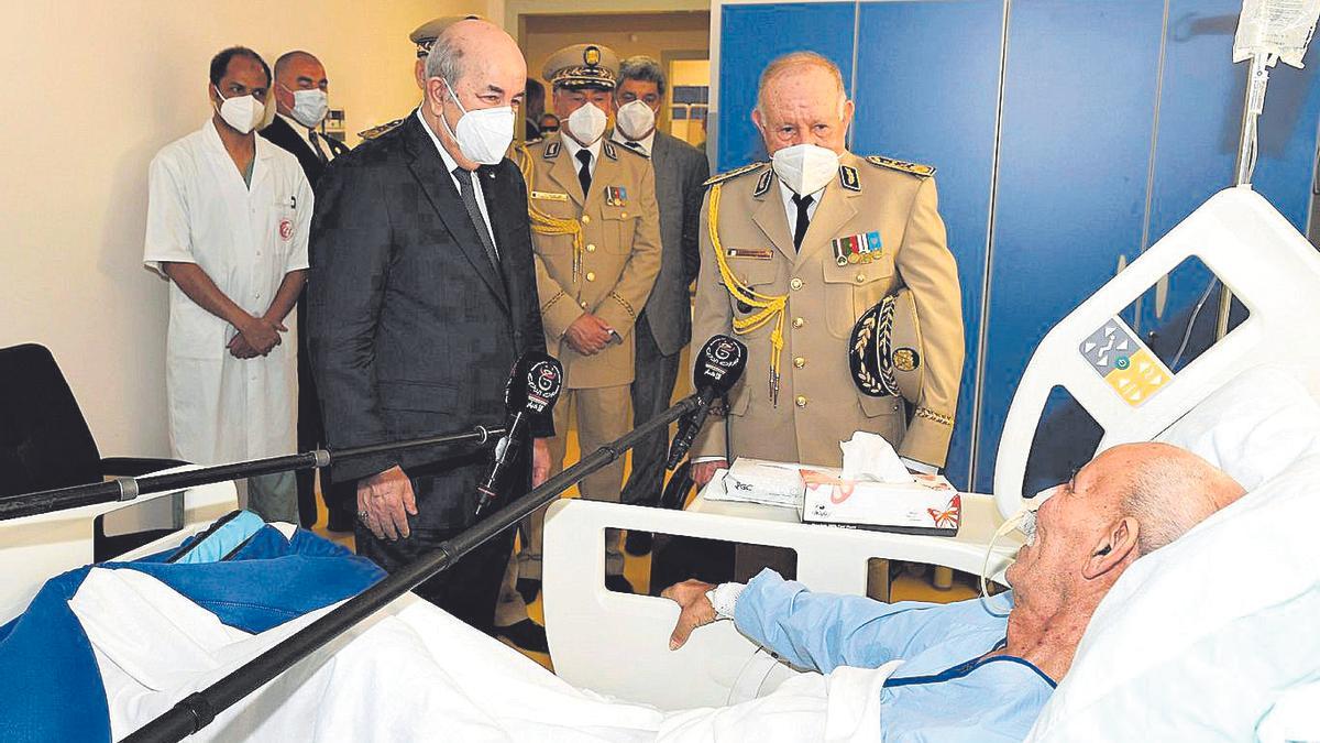 El presidente de Argelia, Abdelmayid Tebune, visita en un hospital militar de Argel al líder del Frente Polisario, Brahim Ghali.