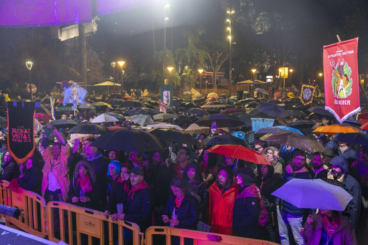 FOTOS | Las cofradías rinden un emotivo minuto de silencio por las víctimas del accidente de Córdoba: "Hemos decidido continuar con las fiestas para celebrar la vida"
