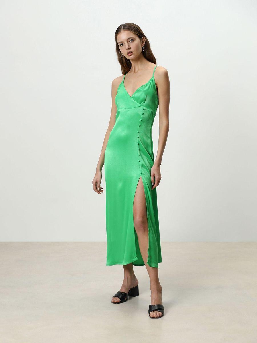 Vestido satinado en verde, de Lefties