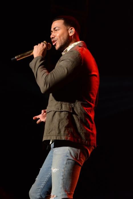 O cantante Romeo Santos subiu ao escenario do Coliseum ane 5.000 persoas cun micrófono dourado e cunha coroa, gafas de sol e ganas de bailar. Repasou os seus éxitos como 'Eres mía, mía, mía'.