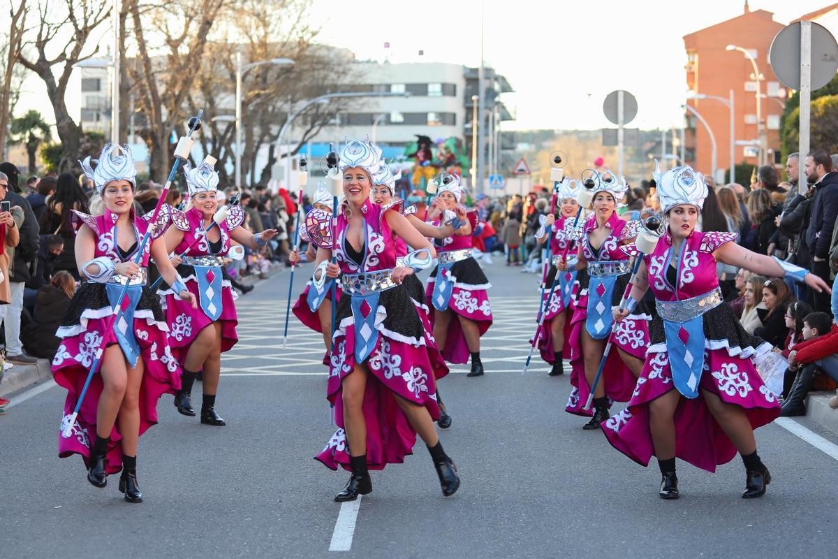 Miles de personas han vuelto a disfrutar del desfile de Carnaval de Toledo que ha llenado de color las calles de la ciudad