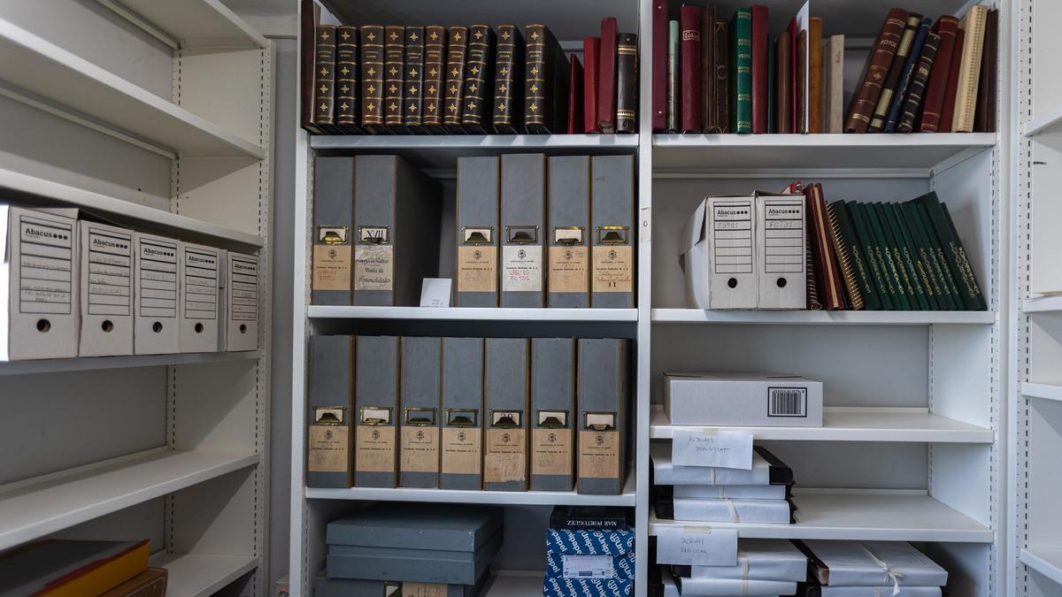 Carpetas y documentos del archivo de Tierno Galvan, en la biblioteca Arús de Barcelona