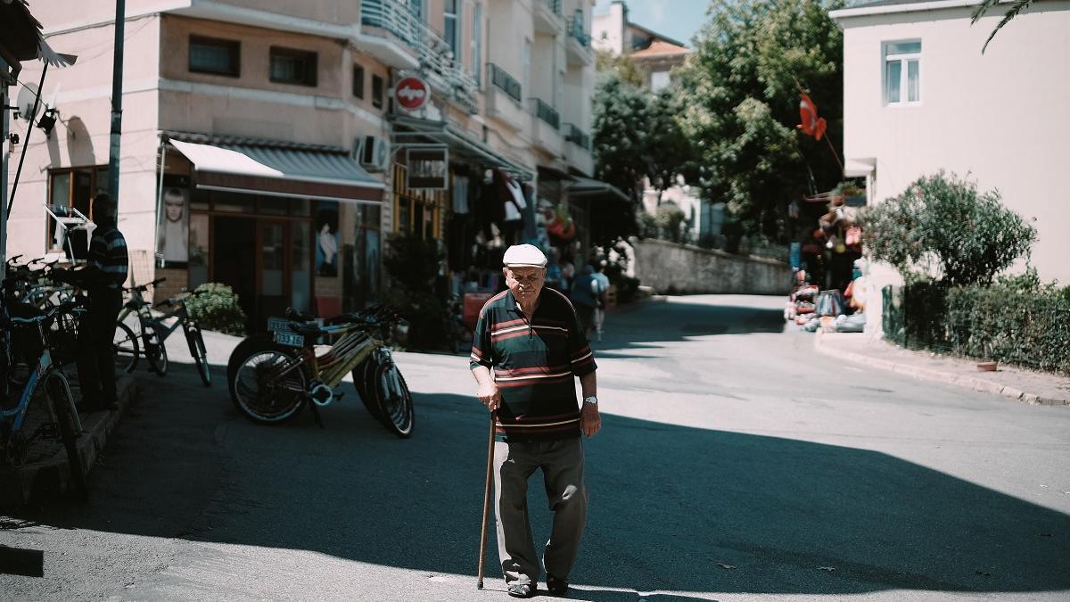 La sarcopenia produce debilidad constante a la hora de realizar cualquier movimiento rutinario.