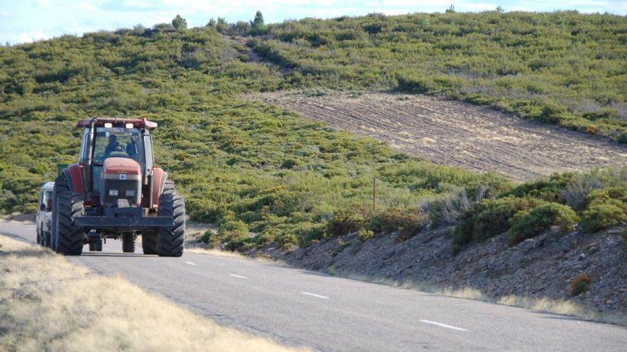 Un tractor circula por la carretera de Rihonor