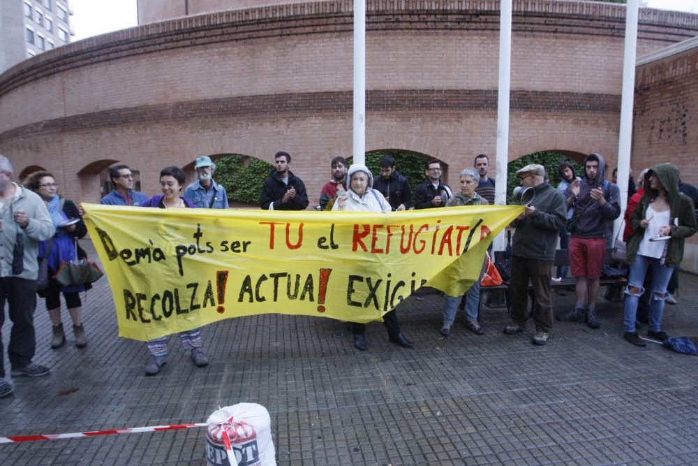 Les cassolades pels refugiats es traslladen a la subdelegació