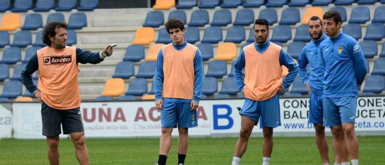 Luisito da indicaciones a Tomás, Tubo, Pedro García y Kevin Presa durante un entrenamiento en Pasarón. // Rafa Vázquez