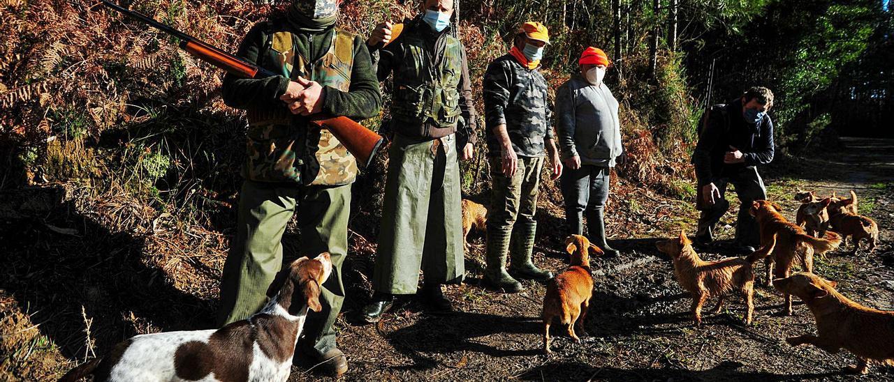 Una cuadrilla de cazadores, ayer en el monte de Tremoedo.   | // IÑAKI ABELLA