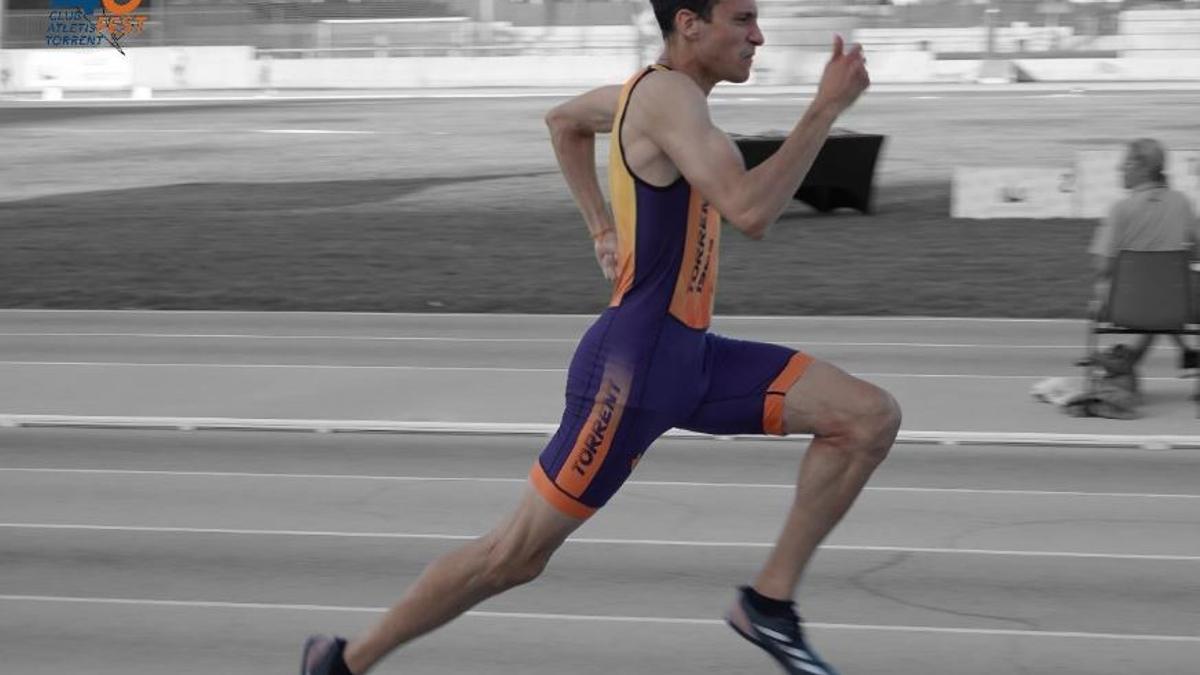 Un atleta del club de atletismo de Torrent en una de las pruebas.