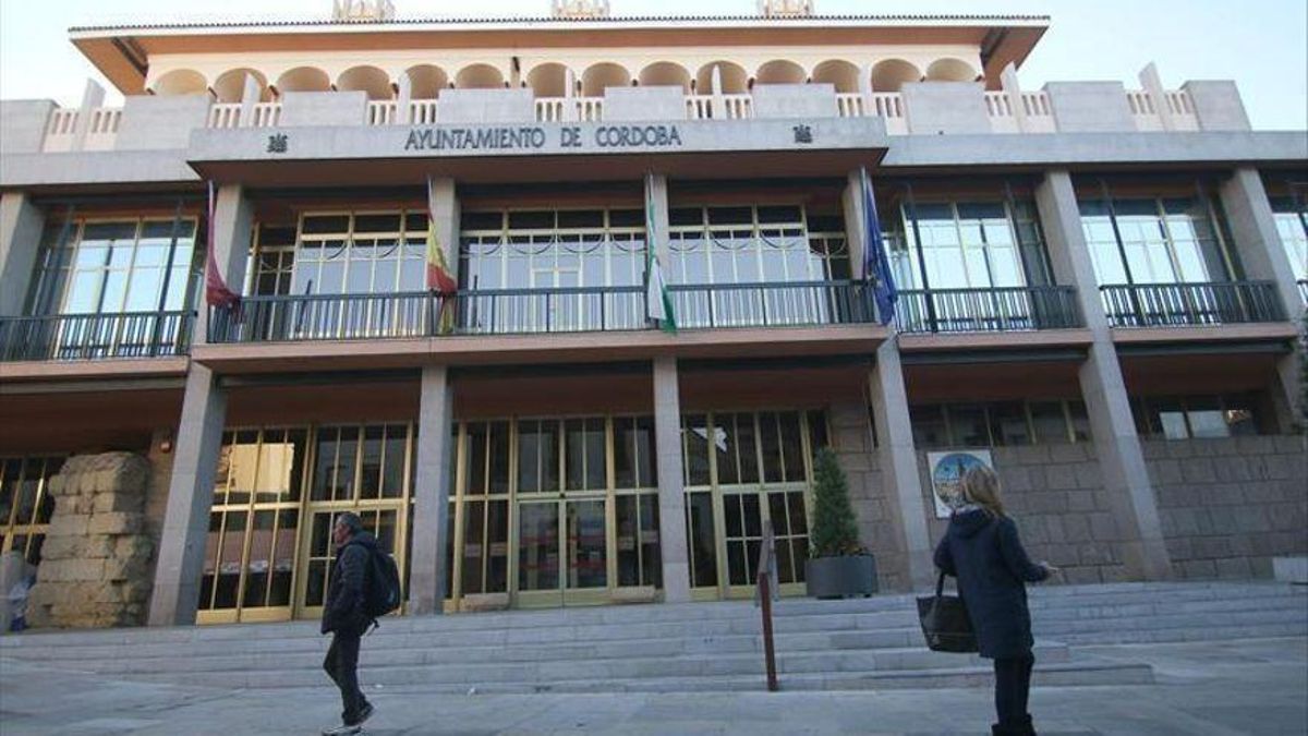 Fachada del Ayuntamiento de Córdoba en la calle Capitulares.