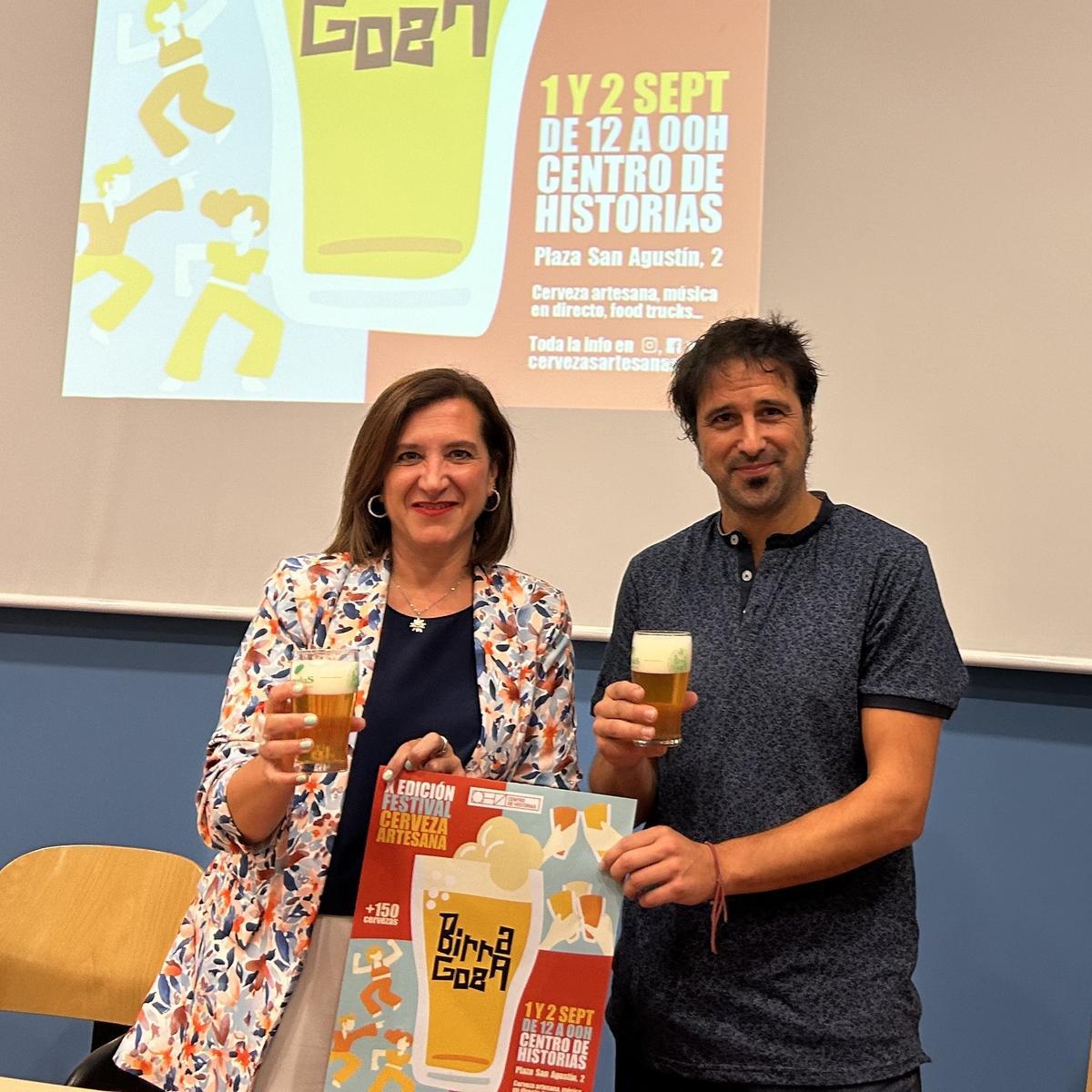 La consejera de cultura del Ayuntamiento de Zaragoza, Sara Fernández, y el director del festival Birragoza, Sergio Ruiz.