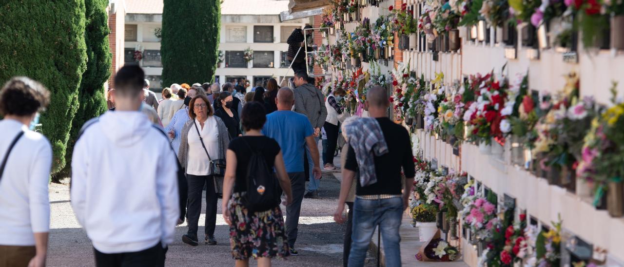 Los castellonenses se acercaron hasta el camposanto para rendir tributo a sus difuntos.