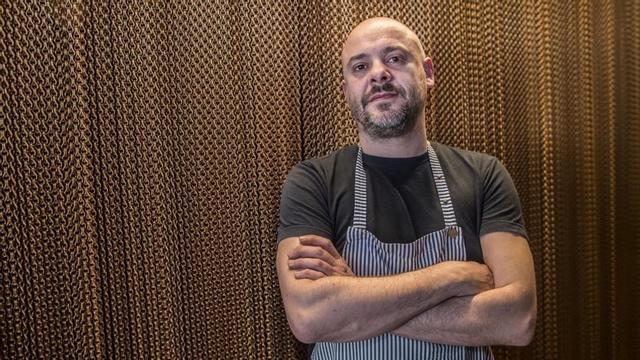 Albert Ventura, ante la cortina dorada que da paso al restaurante Coure.