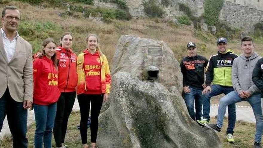 Organizadores y miembros de la selección española junto a la escultura inaugurada ayer en Baiona.