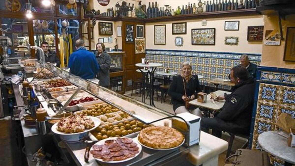 Interior del Xampanyet, bar de visita obligada en el Born, esta semana.