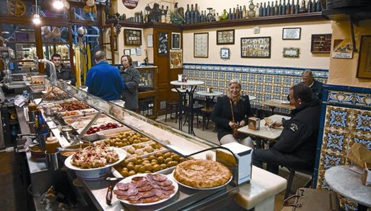 Interior del Xampanyet, bar de visita obligada al Born, aquesta setmana. Interior del Xampanyet, bar de visita obligada al Born, aquesta setmana.