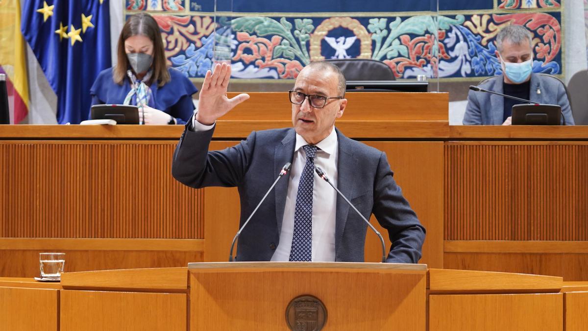 El consejero de Educación del Gobierno de Aragón, Felipe Faci, este viernes en las Cortes de Aragón.