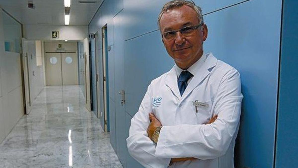 Entusiasmado  Josep Baselga, en las instalaciones de la unidad de terapia del cáncer del Vall d'Hebron.