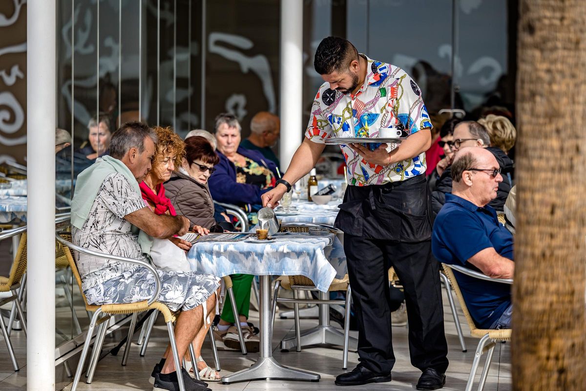 Un camarero sirve en una terraza de Benidorm en una imagen de archivo.